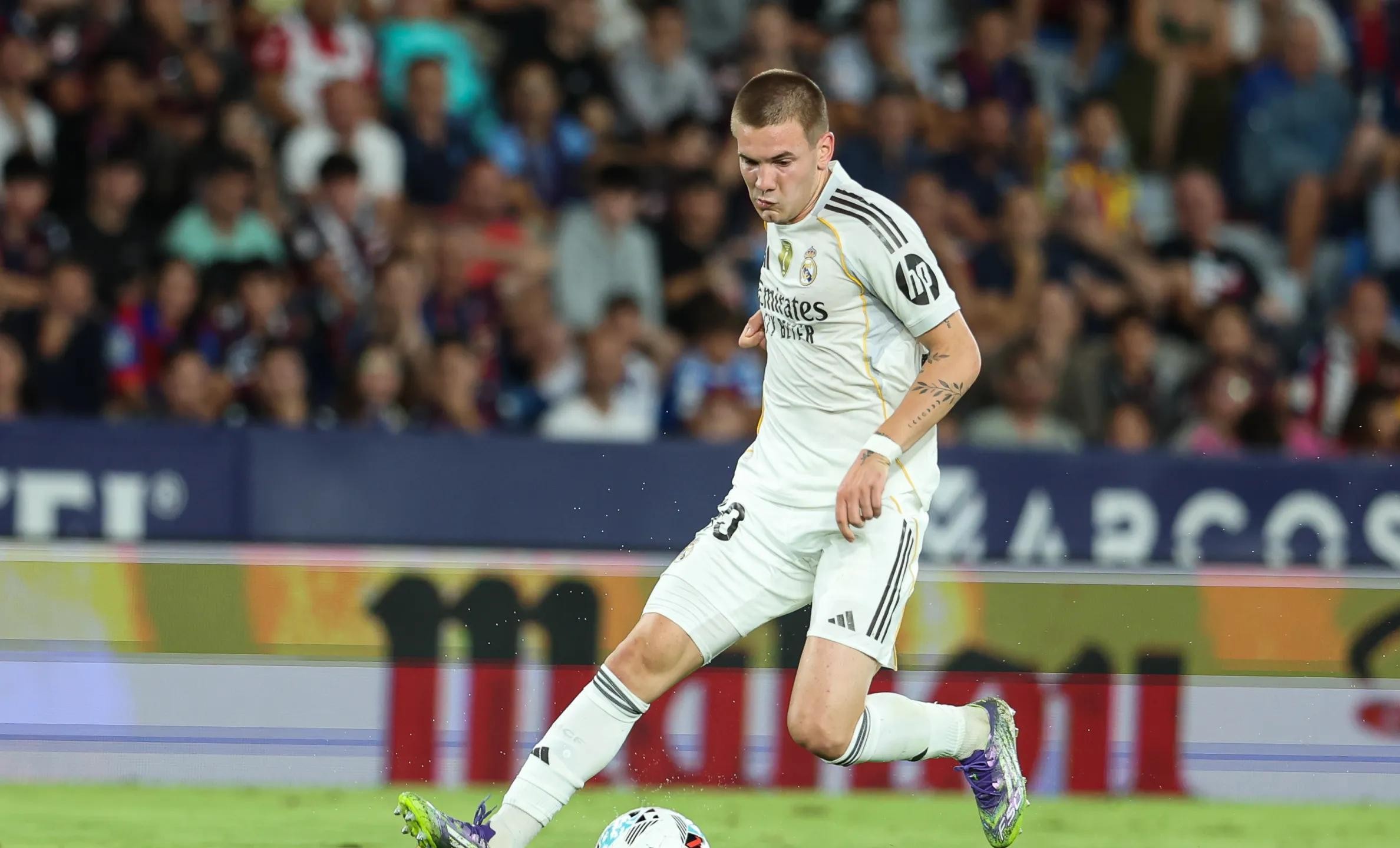 包含记者：马斯坦托诺首选皇马巴黎也在关注中的词条  第1张