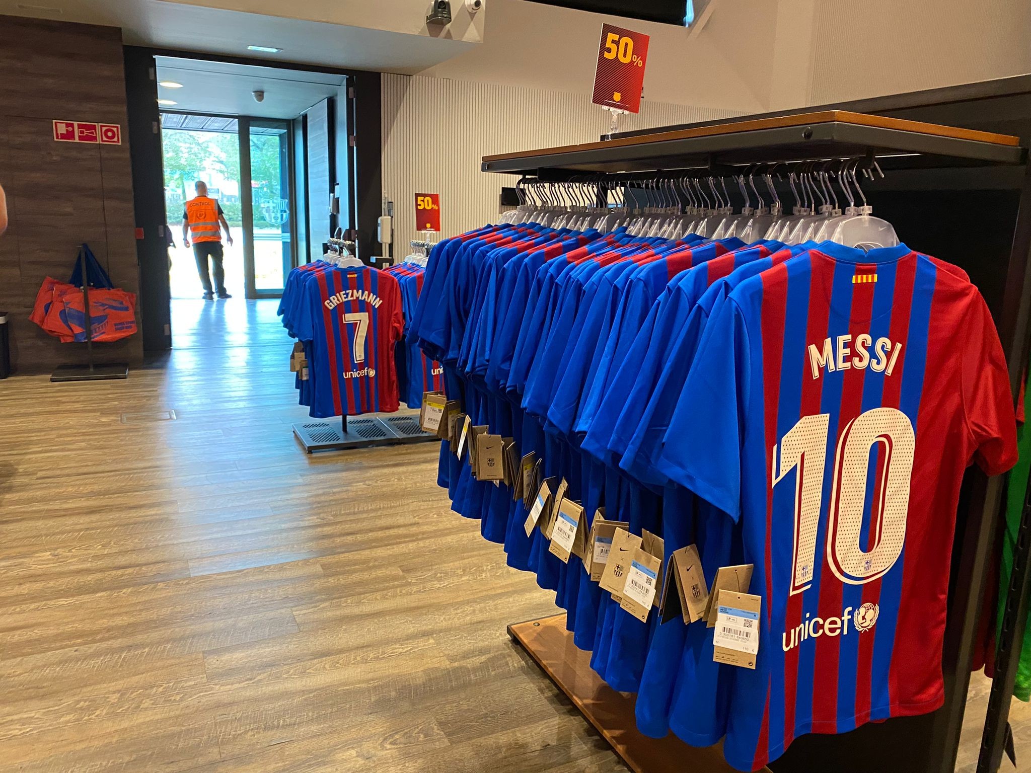 伊萨克球衣销量急剧下降照片被移出商店的简单介绍 第1张 伊萨克球衣销量急剧下降照片被移出商店的简单介绍 第1张