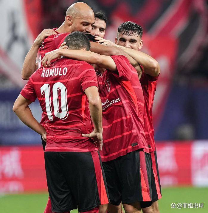 球迷向蔚山球员扔水瓶致蓉城被罚罚款3000美元的简单介绍