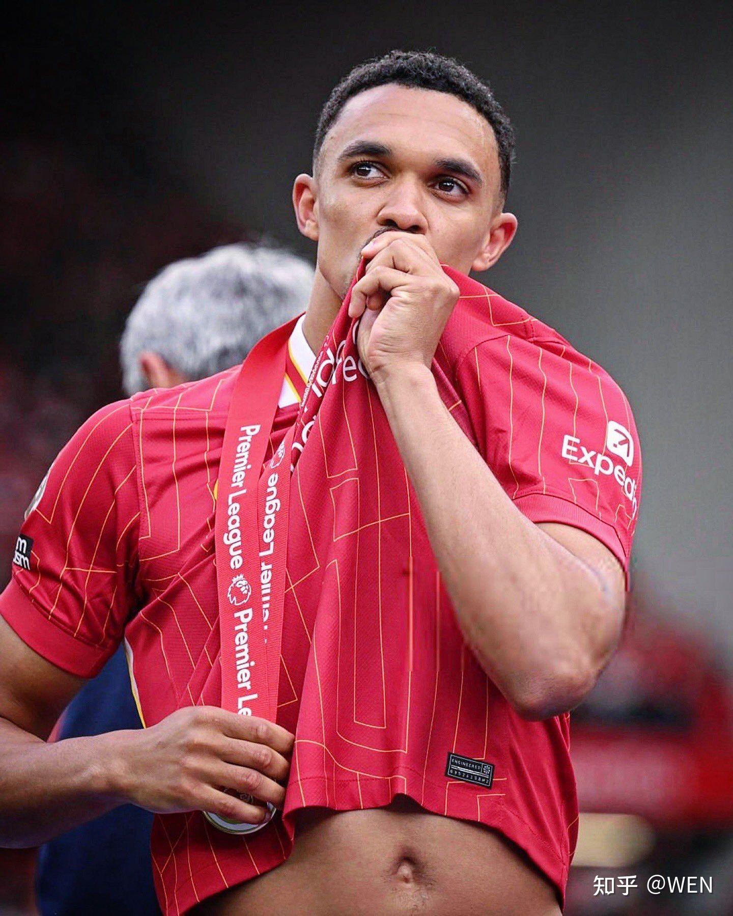 包含皇马晒阿诺德体检照官宣球员正式加盟的词条