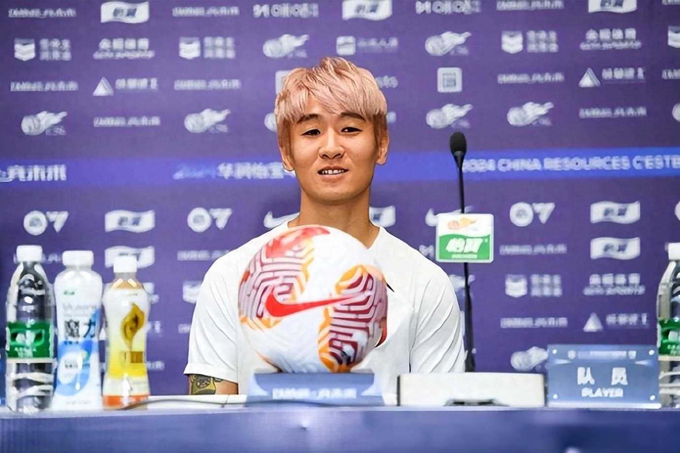 关于媒体人：韦世豪第二黄因忽视对方安全球员未适应新规则的信息