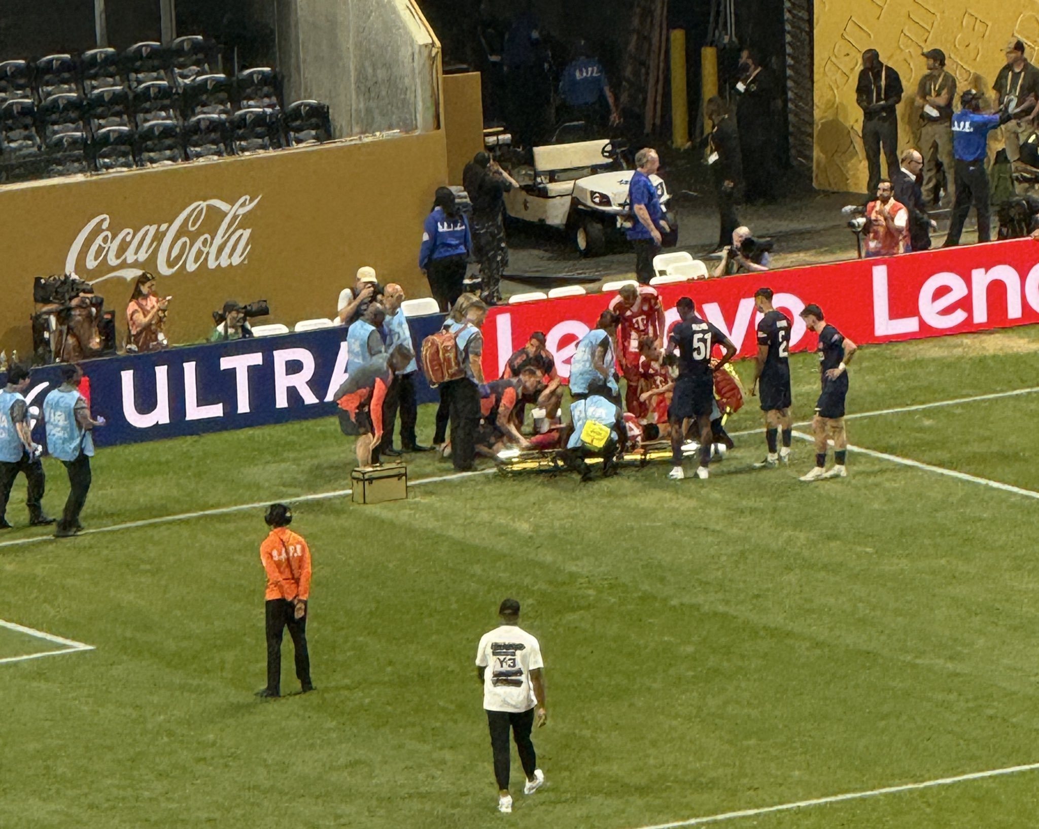 包含西蒙尼抱怨世俱杯裁判场上频繁出现争议判罚的词条